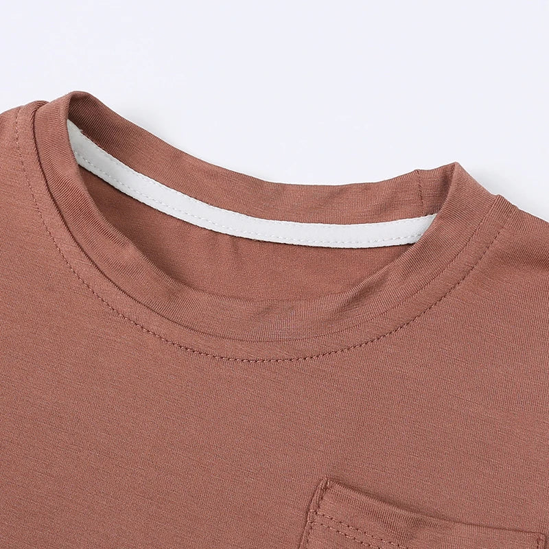 T-shirt med ficka Brun