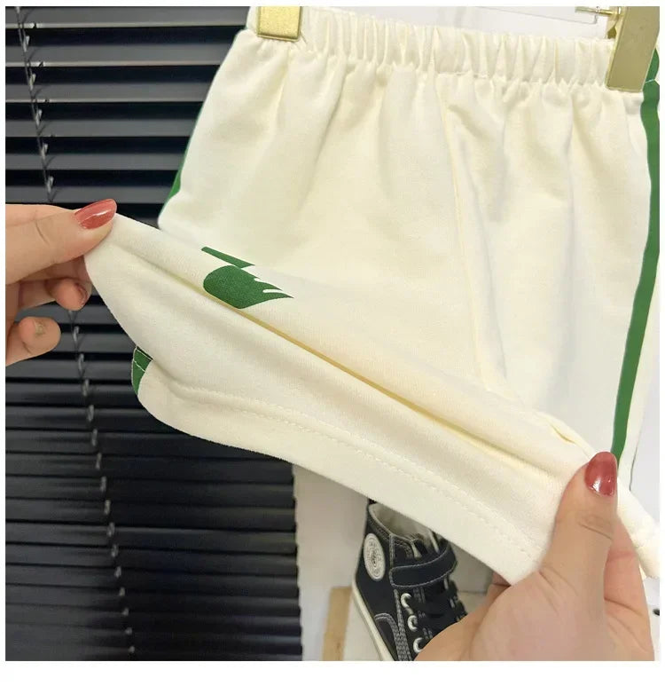 Tvådelat barnset med t-shirt och shorts