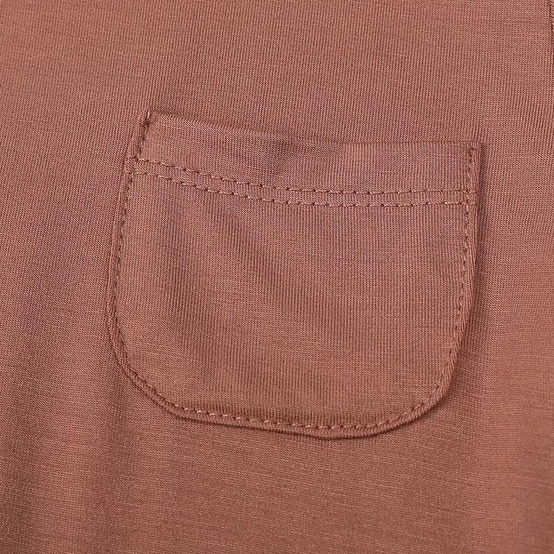T-shirt med ficka Brun