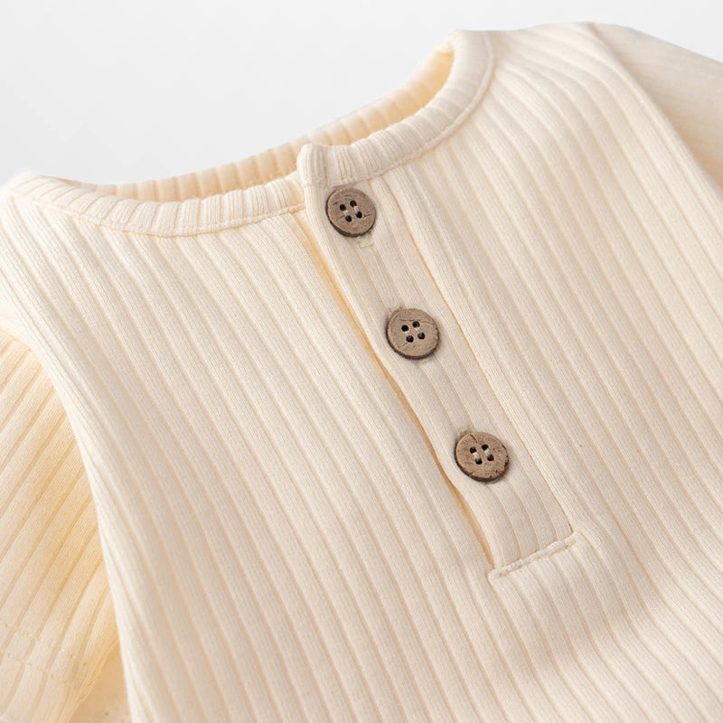 Mjuk Ribbad Babybody med Knappar